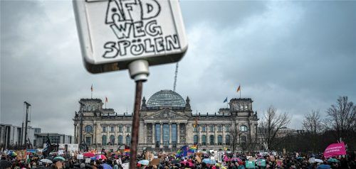 „AfD wegspülen“ steht bei der Demonstration des Bündnisses „Wir sind die Brandmauer“ für Demokratie und gegen Rechtsextremismus auf dem Spülkasten einer Toilette. Mit der Demonstration wollen die Teilnehmer ein Zeichen des Widerstands gegen rechtsextreme Umtriebe setzen. Foto dpa