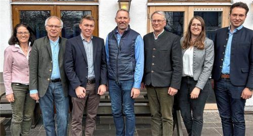 Als Veranstalter und Referenten sorgten (von links) Bereichsleiterin Landwirtschaft Anna Bruckmeier vom AELF Rosenheim, Mathias Mitterreiter vom AELF Rosenheim, Andreas Klingler von der HBLFA Raumberg-Gumpenstein, Vorsitzender Josef Grandl des vlf Rosenheimer Land, AELF-Behördenleiter Dr. Georg Kasberger sowie Veronika Koder und Johannes Überacker vom AELF Rosenheim für einen informativen Vormittag. Foto AELF Rosenheim