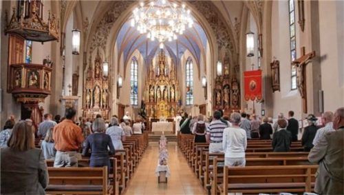 Am hellblauen Himmel über dem Altar funkeln goldfarbene Sterne. Foto kirchner