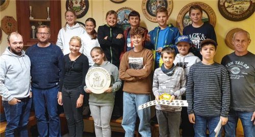 Am Jugendschießen beteiligten sich (vorne, von links) Zweiter Sportleiter Florian Hollinger, Schützenmeister Michael Fischer, Katharina Staber, Johanna Bergmann, Emmeran Obermeier, Josef Hollinger, Quirin Englmann, Xaver Hollinger, Sportleiter Christian Vodermaier sowie (hinten, von links) Amalie Englmann, Maria Summerer, Manuel Langzauner, David Kreckel, Quirin Obermeier und Louis Wilde.Foto re