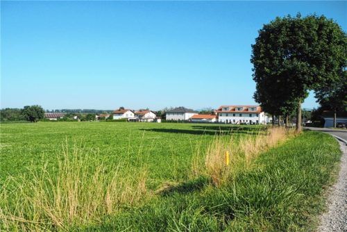 Am nördlichen Ortsrand von Schechen in Richtung Hochstätt entsteht das neue Sportplatzgelände auf der grünen Wiese. Foto Heinz