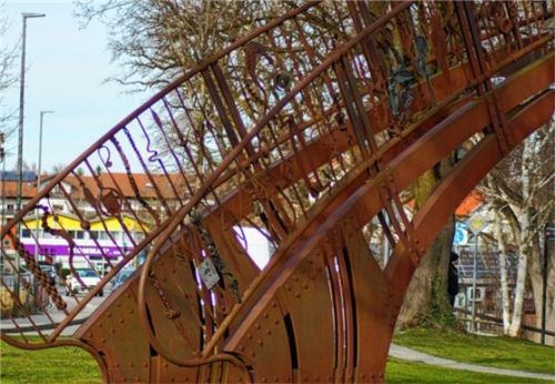 An der Brücke der Freundschaft waren über 200 Schmiede aus aller Welt beteiligt.