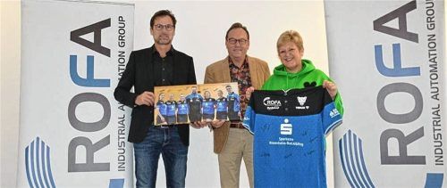 Andreas Bauer, CEO Rofa Industrial Automation AG (von links), sowie der stellvertretende Abteilungsleiter der Tischtennisabteilung des SV-DJK Kolbermoor, Günther Lodes und die Vorstandssprecherin des SV-DJK Kolbermoor, Sabine Balletshofer-Wimmer, gehen weiterhin einen gemeinsamen Weg.Foto SV-DJK Kolbermoor
