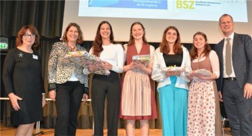 Angelika Wollgarten (links), Andrea Seidl (Zweite von links) und der stellvertretende Schulleiter Raphael Bablik ehrten (von links) Jonie Bucks, Anna Wagner, Marie Meir sowie Theresa Anna Zellermayr.Foto wagner