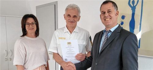 Anton Gröschl (Mitte) erhält von Hans-Peter Kuchenbaur, stellvertretender Direktor des Amtsgerichts Rosenheim, die Urkunde des Freistaats Bayern zum Ruhestand. Bei der Übergabe anwesend war auch Silvia Schwaiger, Geschäftsleiterin des Amtsgerichts.Foto re