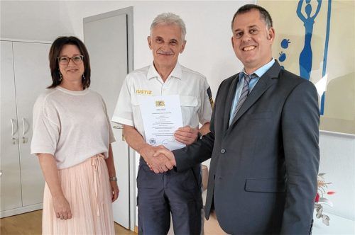 Anton Gröschl (Mitte) verabschiedet sich nach 42 Dienstjahren in den Ruhestand. Von Hans-Peter Kuchenbaur, stellvertretender Direktor des Amtsgerichts Rosenheim, erhielt er diesbezüglich eine Urkunde des Freistaats Bayern. Auch Silvia Schwaiger, Geschäftsleiterin des Amtsgerichts, war bei der Übergabe anwesend. Foto re