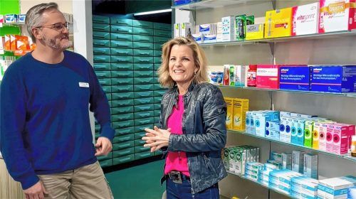 Apotheker Florian Nagele und Daniela Ludwig sind sich einig: Die Lieferengpässe bei Medikamenten sind ein Problem, das immer dramatischer wird. Foto re