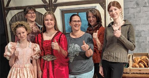 Auf das Jubiläumsstück freuen sich schon ganz besonders (von links) Lena Huber, Spielleiterin Monika Keiler, Eva Rauscher, Vorsitzende Christa Rauscher, die ehemalige Vorsitzende Conny Schrott und Johanna Förster. Foto Hoffmann