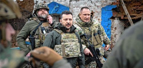 Auf diesem vom Pressebüro des ukrainischen Präsidenten zur Verfügung gestellten Foto ist Wolodymyr Selenskyj (Mitte), Präsident der Ukraine, während seines Besuchs in der Region Saporischschja zu sehen, die zuletzt Schauplatz heftiger Kämpfe mit den russischen Truppen war. Foto dpa