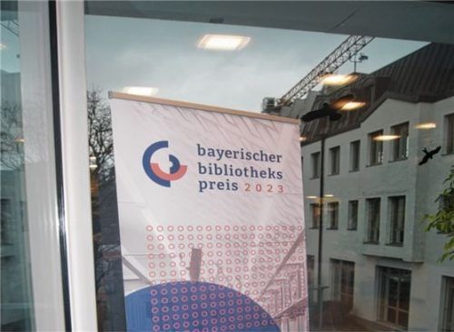 Ausgezeichnet: Die Stadtbücherei Bad Aibling erhält den „Bayerischen Bibliothekspreis 2023“.