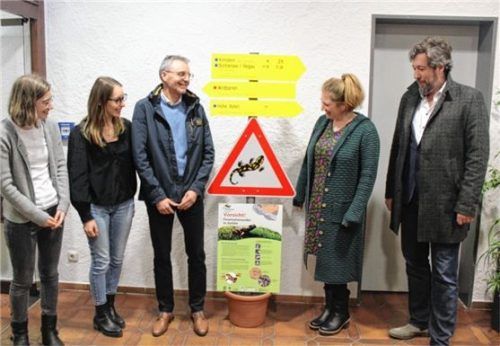 Ausstellungseröffnung im „Haus des Gastes“: (von links ) Anna Rieser, Viktoria Friedl (Tourist-Info), Florian Seebacher, Geschäftsleiter der Gemeinde Oberaudorf, Stefanie Mühl, Landesbund für Vogel- und Naturschutz, und Dr. Matthias Bernhardt, Bürgermeister Oberaudorf.Foto Steffenhagen