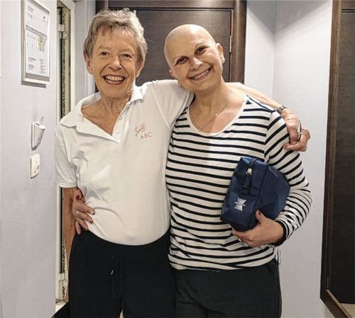 Barbara Buisset (links) liebt ihren Beruf. Sie reist in ferne Länder und hilft Frauen, die an Brustkrebs erkrankt sind. Jede Reise ist für sie etwas Besonderes. Fotos ABC Breast Care GmbH
