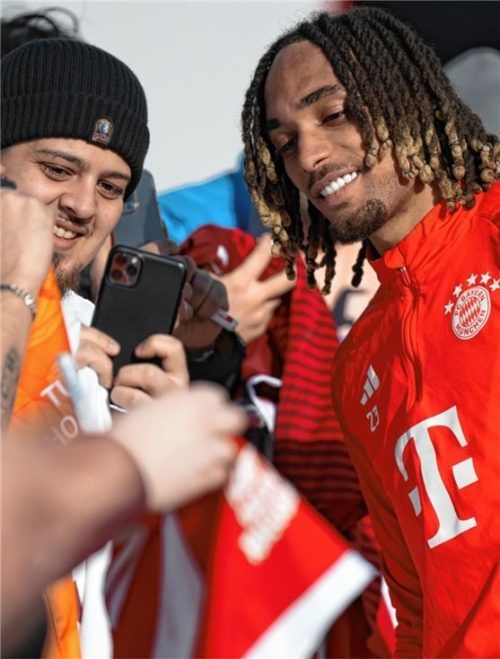 Bayern Münchens Neuzugang Sacha Boey macht nach dem Training Fotos mit den Fans. Foto Sven Hoppe/dpa