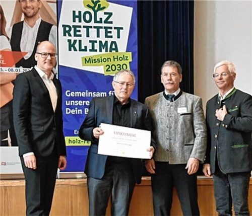 Bei der Bezirksversammlung: (von links) LIV-Hauptgeschäftsführer Kai Gajewski, Obermeister Christian Drexl, Bezirksvorsitzender Anton Bammer und LIV-Präsident Peter Aicher.Foto LIV