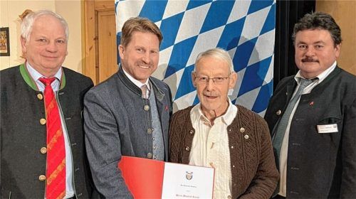 Bei der Ehrung für ungewöhnliches ehrenamtliches Engagement: (von links) Zweiter Bürgermeister Günter Hargasser, Bürgermeister Josef Grundner, Manfred Kneißl und Dritter Bürgermeister Thomas Naglmeier. Foto Stettner