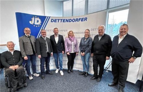 Bei der Spendenvergabe: (von links) Hajo Gruber, Bürgermeister Kiefersfelden, Olaf Kalsperger, Bürgermeister Raubling, Stefan Lederwascher, Bürgermeister Flintsbach, Georg Dettendorfer, Susanne Grandauer, Bürgermeisterin Nußdorf, Verena Dettendorfer, Johann Dettendorfer und Johannes Dettendorfer.Foto re