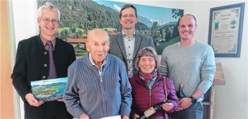 Bei der Urkundenübergabe: (von links) Falk Brem, Leiter des Amtes für Digitalisierung, Breitband und Vermessung in Rosenheim, Alois Pfaffinger mit Gattin Elisabeth, Bürgermeister Simon Frank und Manuel Friedrich, Mitarbeiter im Amt für Digitalisierung, Breitband und Vermessung. Foto gemeinde aschau