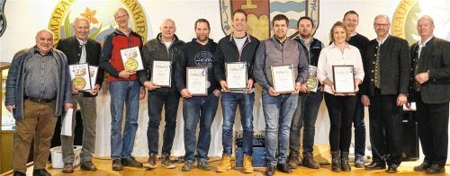 Bei der Versammlung trafen sich (von links) Zuchtleiter Rudi Maierhofer sowie die Geehrten Hans Bräu, Christian Rappel, Georg Wäsler, Michael Hamberger, Matthias Plank, Hans Birner, Christoph Kaufmann junior, Christine und Andreas Böck sowie Vorsitzender Johann Mayer und sein Stellvertreter Christoph Kaufmann. Foto hötzelsperger