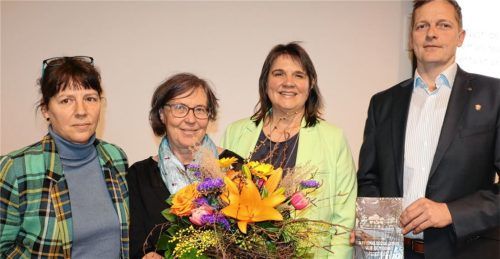 Bei der Vorstellung des Buches „Nationalsozialismus auf dem Dorf“: (von links) Dr. Natascha Mehler, Vorsitzende des Heimat- und Geschichtsvereins Aschau, Autorin Dr. des. Maria Anna Willer, Grünen-Landtagsabgeordnete Claudia Köhler und Bürgermeister Simon Frank.Foto rehberg