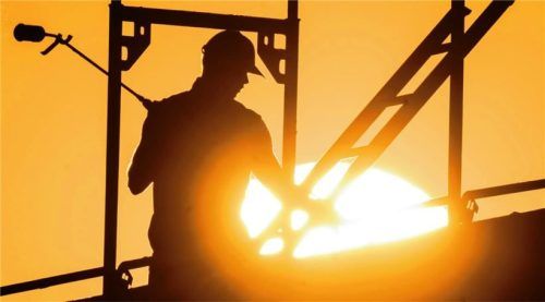 Bei jedem Wetter, jeden Tag – Bauarbeiter müssen ran. Wie in vielen körperlich anstrengenden Berufen gilt: In jungen Jahren mag das gehen, aber im Alter? Diese Frage spielt in der Diskussion um den Renteneintritt eine große Rolle und sorgt immer wieder für erbitterten Streit. Foto dpa