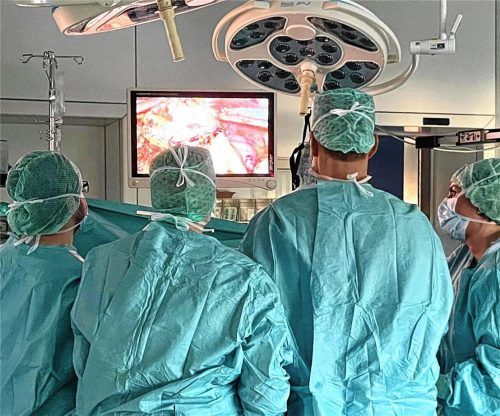Bei seinen minimalinvasiven OPs sieht Dr. Nowak das, was er tut, nur über einen Bildschirm. Foto Huber/Romed