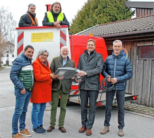 Beim Beginn der Umrüstungsarbeiten in Aschau: (von links) Projektleiter Stefan Aberger, Dritte Bürgermeisterin Monika Schmid, Zweiter Bürgermeister Michael Andrelang, Bürgermeister Simon Frank und Alexander Usselmann von der Bayernwerk Netz GmbH. Im Korb Cristian Buda (links) und Sven Peisker von der ausführenden Firma Zeller. Foto H. Reiter