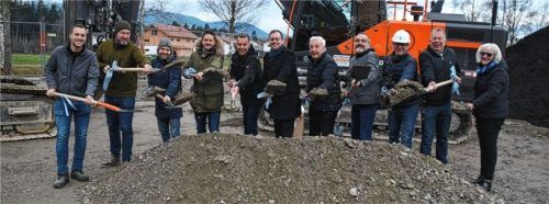 Beim Spatenstich für das Projekt: (von links) Paul Vodermaier junior, Markus Enzwieser, Simon Bauer, Thomas Bauer, Thomas Schmid, Pfarrer Martin Gehringer, Ludwig Nickl, Erster Bürgermeister Olaf Kalsperger, Thomas Standl, Zweiter Bürgermeister Wolfgang Rechenauer und Dritte Bürgermeisterin Monika Marx. Foto Ruprecht