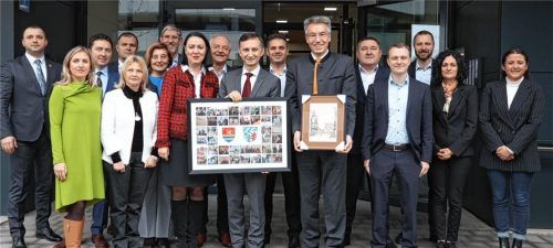 Besondere Gäste in Rosenheim: Die Delegation aus dem rumänischen Landkreis Temesch mit dem Landrat vonTemesch, Alin-Adrian Nica (Mitte), und der Generalkonsulin Miheia-Malina Diculescu-Blebea (links von ihm) begrüßte Landrat Otto Lederer (rechts von ihm). Foto Landratsamt Rosenheim