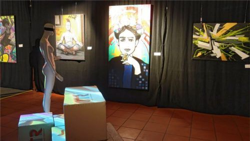 Blick in die Ausstellung im „Affekt“ – originelle Porträts und starke Farben zeichnen Nik Richters‘ Gemälde aus.Foto friedrich