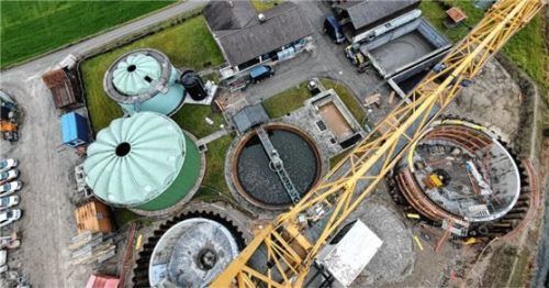 Blick zurück: Was auf diesem Foto noch Baustelle ist, wird im April eingeweiht werden. Die Kläranlage Neubeuerns, die die Abwasserentsorgung der Gemeinde für Jahrzehnte auf sichere Füße stellt.