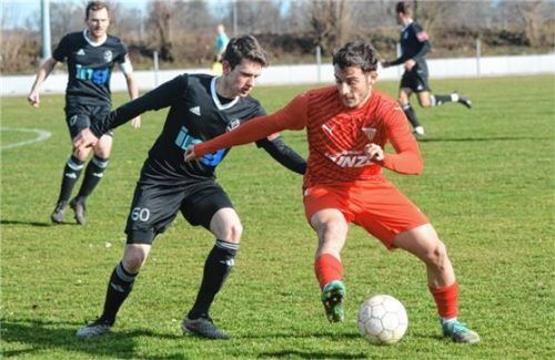 Bruckmühls Rückkehrer Michele Cosentino (rechts) im Duell mit Kastls Josef Spermann.Foto Franz Ruprecht