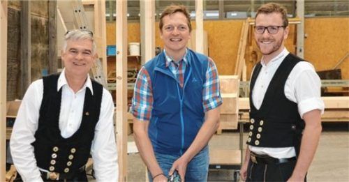 Bürgermeister Simon Frank (Mitte) hilft Prinz Sebastian III. (rechts) bei seiner Tätigkeit im Holzbau Wörndl in Natzing. Firmenchef Franz Wörndl blickt ihm über die Schulter. Foto rehberg
