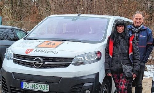 Claudia Arlt und Artur Nawrotzki, von den Maltesern Rosenheim, sind mit den beiden neuen Elektrobussen täglich emissionsfrei unterwegs. Foto  Malteser Hilfsdienst