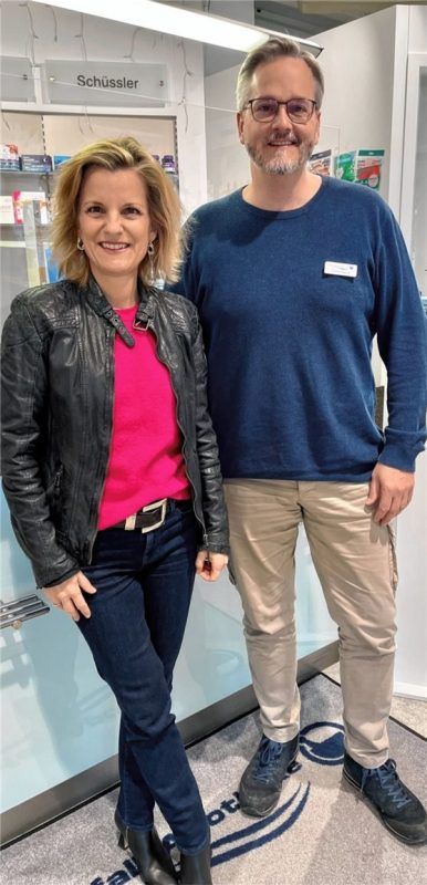 Daniela Ludwig (CSU) mit Apotheker Florian Nagele in der Mangfall-Apotheke in Kolbermoor. Foto  re