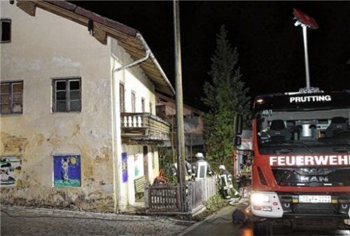 Dank des schnellen Eingreifens der Feuerwehren konnte ein Vollbrand des leer stehenden Wohnhauses in Prutting verhindert werden. Foto Reisner