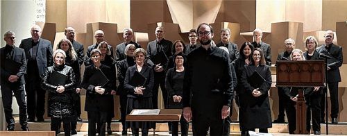 Dankbar nehmen Christopher Ryser und der Kammerchor Rosenheim den Beifall entgegen.Foto janka