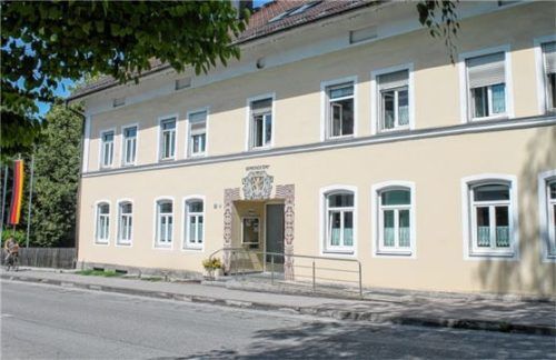 Das alte Gemeindeamt in Großkarolinenfeld. Inzwischen ist die Verwaltung in einen Neubau hinter dem Gebäude gezogen. Foto heinz