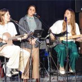 Damentrio und Männerquartett in künstlerischer Wundertüte