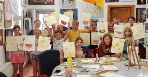 Das Ferienprogramm startete 2023 wieder voll durch. Zahlreiche Vereine und Privatpersonen brachten sich ehrenamtlich ein, um den Kindern zum Beispiel beim Aquarellkurs eine schöne Sommerzeit zu bescheren. Foto jahn