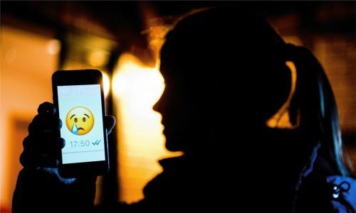 Das Handy hat eine wichtige Funktion für viele Menschen. Doch bei Kindern und Jugendlichen wird das Gerät immer mehr zum Tatort. Foto picture alliance/dpa | Julian Stratenschulte