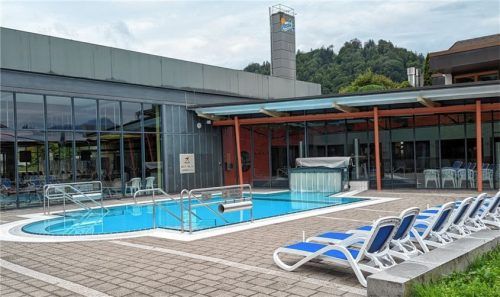 Das Innsola – hier mit Außenbecken – ist das einzige Hallenbad zwischen Rosenheim und Innsbruck.