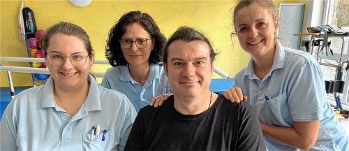 Das Team der Physiotherapie am InnKlinikum Haag unterstützt Markus Groth beim Gehen mit dem Exoskelett (von links): Alexa Hirschhuber, Ulrike Wimmer, Markus Groth und Beatrix Haslbeck. Foto re