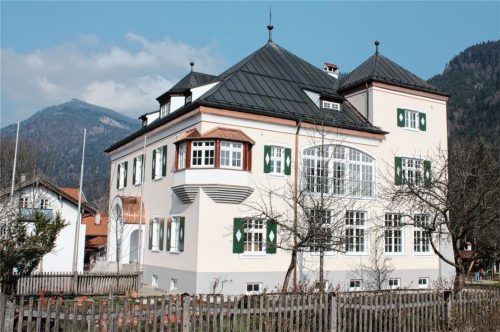 Das traditionsreiche Sachranger Schulhaus. In den Räumen im Erdgeschoss, wo der Landkindergarten St. Michael untergebracht ist, könnten bald die Lichter für immer ausgehen.Foto Rehberg