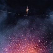 Balance-Tanz auf dem Vulkan