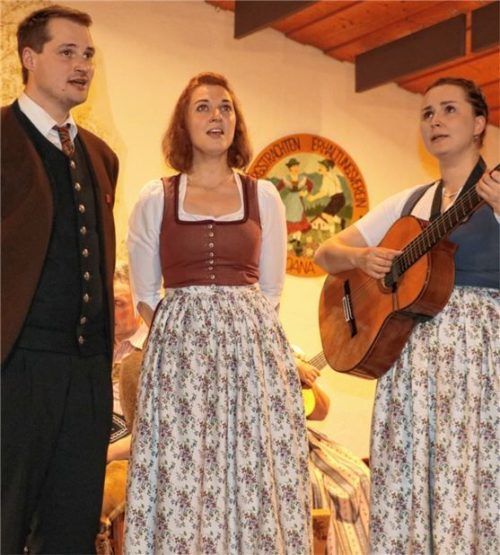 Der Afelder Dreigsang mit Franziska Eberl, Sabrina Haas und Mathias Steiner aus Afeld in der Wildschönau spielten in der Lamstoahalle.Fotos rehberg