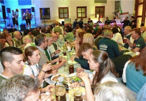 Der Andrang war riesig und die Besucher wurden von der Predigt des „Mönches von Hausing“ (bürgerlich Sebastian Roß) nicht enttäuscht. Fotos Bachmaier