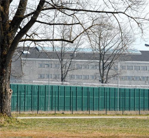 Der Angeklagte war bereits in der JVA Bernau in Haft und bleibt dort nun länger. Foto dpa