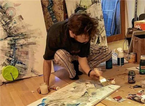 Der Entstehungsprozess: Mit Pinsel, Farbe und Leinwand will der Künstler zum Nachdenken anregen. Fotos privat