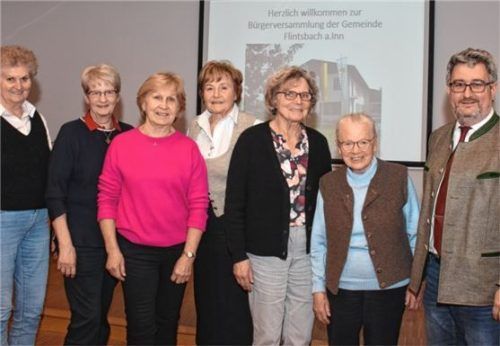 Der Helferkreis für Seniorenarbeit mit dem Rathauschef: (von links) Sophie Huber, die beiden Orga-Leiterinnen Monika Jakobi, Seniorenbeauftragte, und Pfarrgemeinderätin Elisabeth Weiß sowie Sabine Resch, Inge Munzinger, Hanni Karrer und Bürgermeister Stefan Lederwascher.Foto weiss