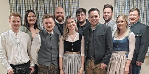 Der neu gewählte Vorstand des JU-Kreisverbands Traunstein Nord-West: (von links) Beisitzer Johannes Thurner, JU-Kreisvorsitzende Hannah Schroll, stellvertretender Vorsitzender Georg Kirr, Landtagsabgeordneter Konrad Baur, Ortsvorsitzende Leonie Traue, Beisitzer Florian Stöllner, stellvertretender Vorsitzender Maximilian Kronast sowie Beisitzer Daniel Follner, Schriftführerin Janina Rothbucher und Kassenprüfer Rupert Freiberger.Foto Künzner-Hingerl